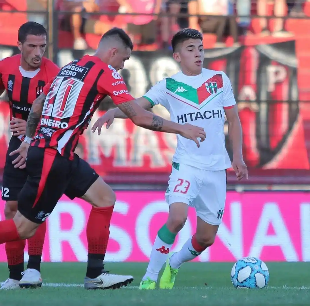 Vélez ganó en Paraná y se prende en lo alto