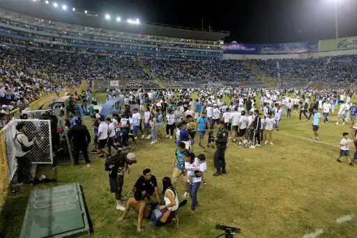 Partido de fútbol TERMINA EN DESGRACIA: 12 muertos en estampida en El Salvador
