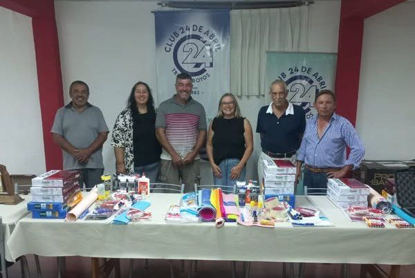 Donaciones del Club 24 de Abril a escuelas del distrito