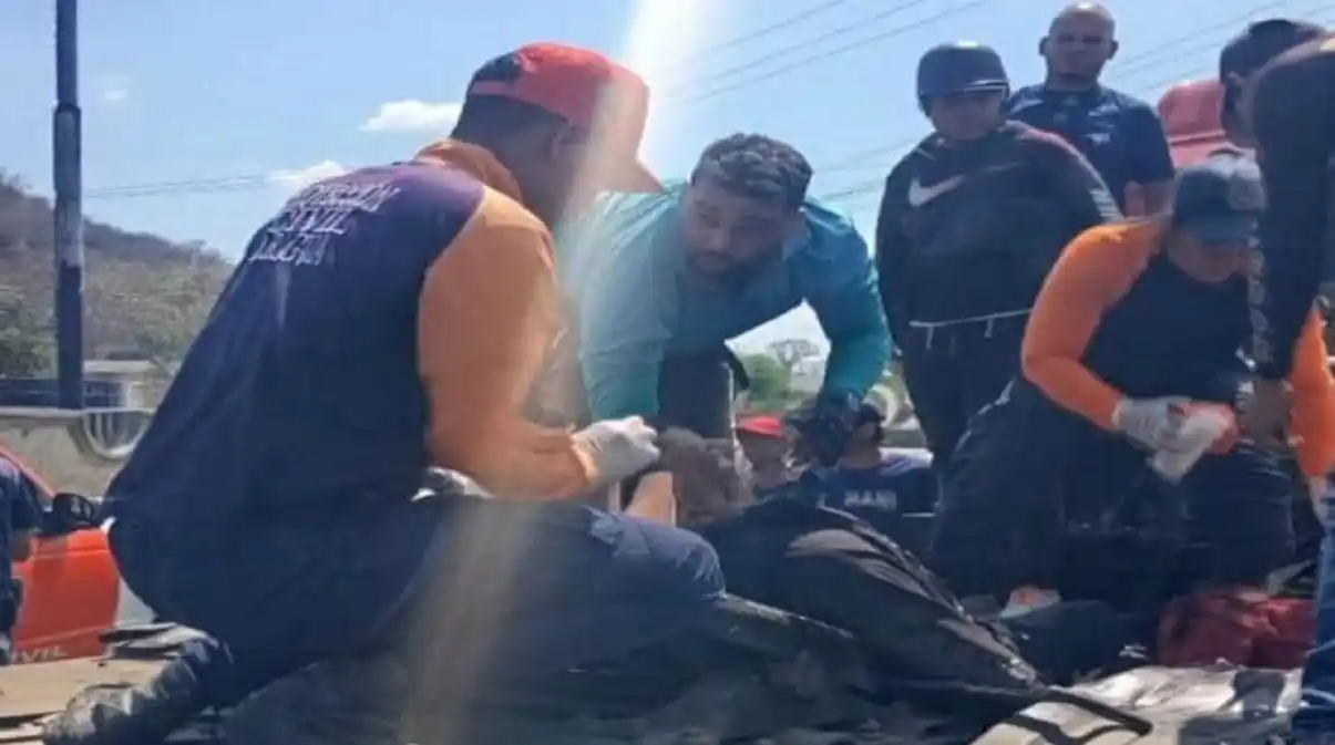 Funcionario de la PNB murió al impactar contra una gandola en la Autopista Regional del Centro