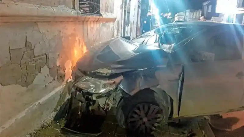 Un joven iba a alta velocidad y terminó impactando contra una casa