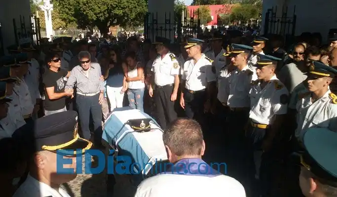 Entregaron la medalla de honor, la gorra y la bandera a los familiares de Pedroza