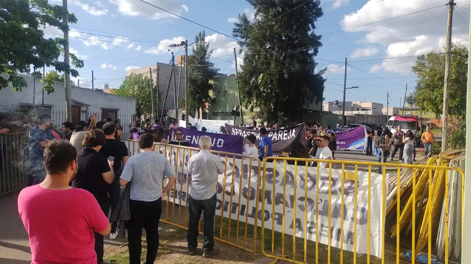 La valla de ingreso al Club COPARA en Villa Elvira.