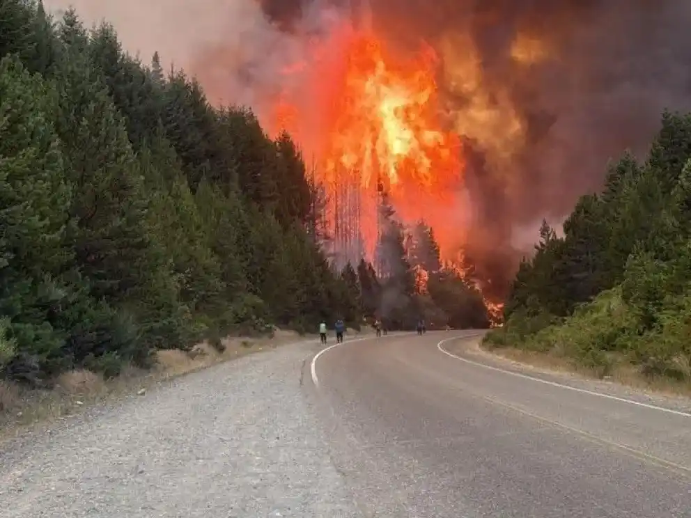 El incendio continúa activo y se recomienda extremar las precauciones y considerar rutas alternativas.