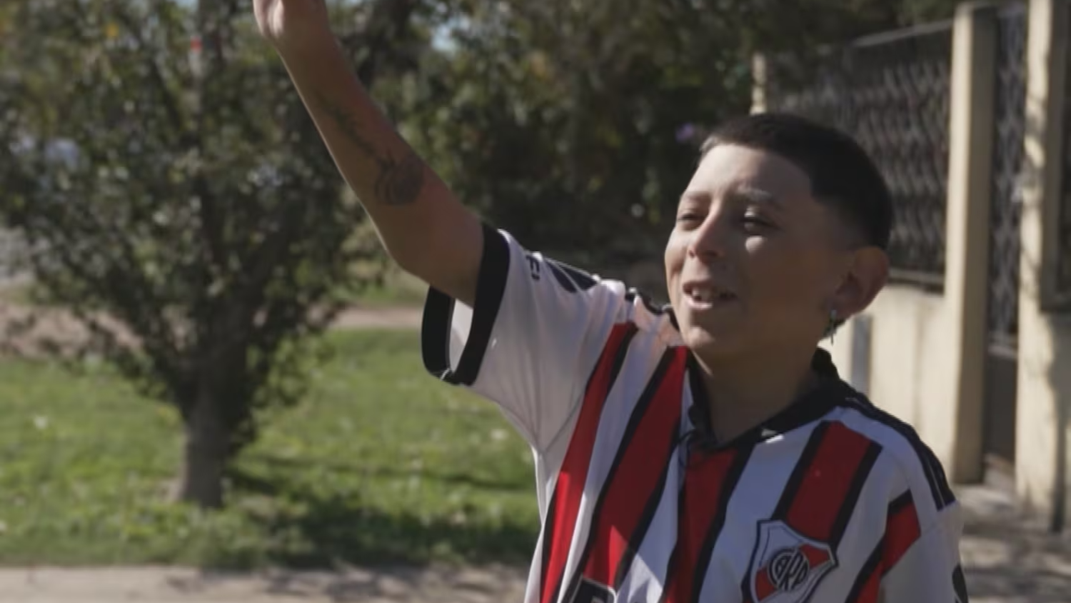 Claudio hoy trabaja vendiendo milanesas junto a una vecina, pero sueña con tener un trabajo más estable para ayudar a su familia. (Foto: captura Telenoche)