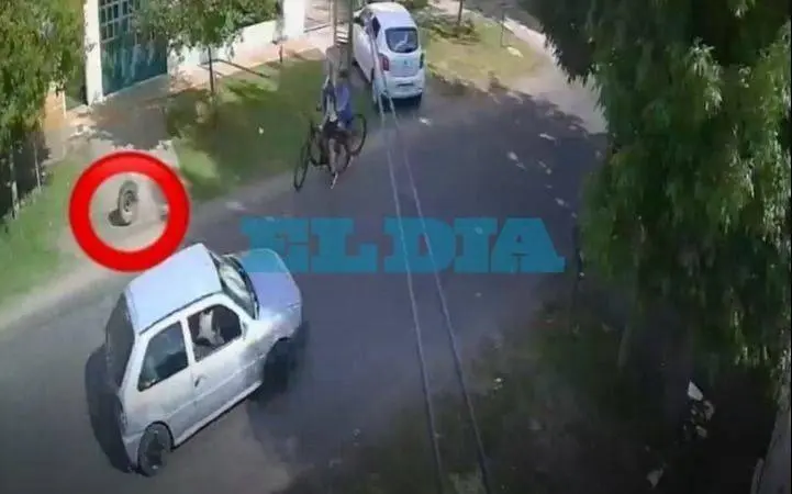 El auto perdió una rueda mientras circulaba.