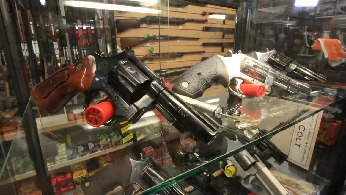 Rincón: piden prisión para un gomero acusado de desviar armas al mercado ilegal