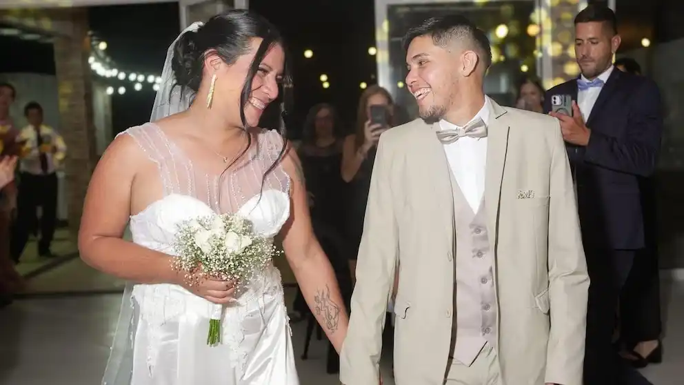 Un cura decidió casar a una pareja trans, pero la Iglesia tomó drásticas medidas