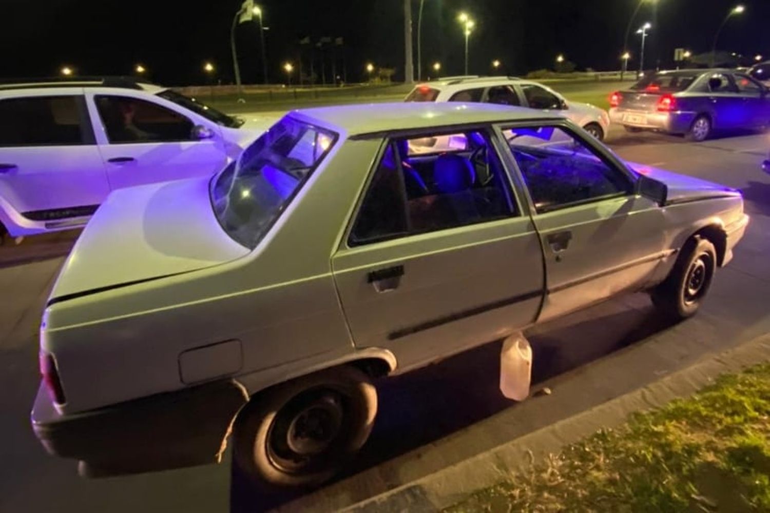 Intentaron llevarse una camioneta en un estacionamiento y fueron detenidos mientras escapaban en un auto robado