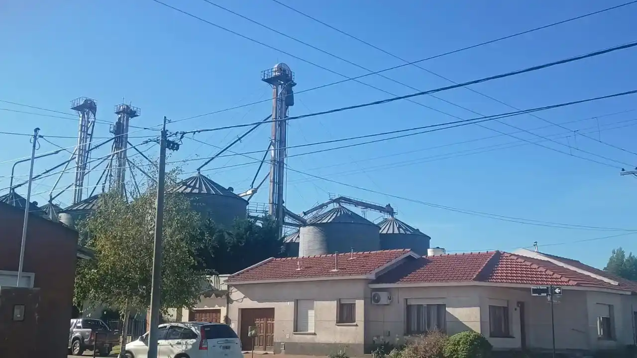 Vecinos preocupados por el colapso de un silo en una zona residencial de San Cayetano