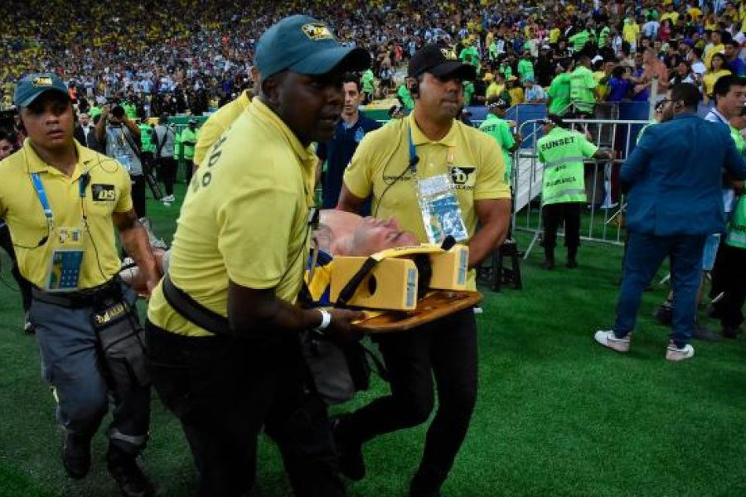 Hinchas argentinos lastimados por la policía carioca(AFP)