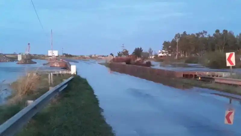 Ruta 11: desbordó el arroyo Los Padres y hay cortes de tránsito