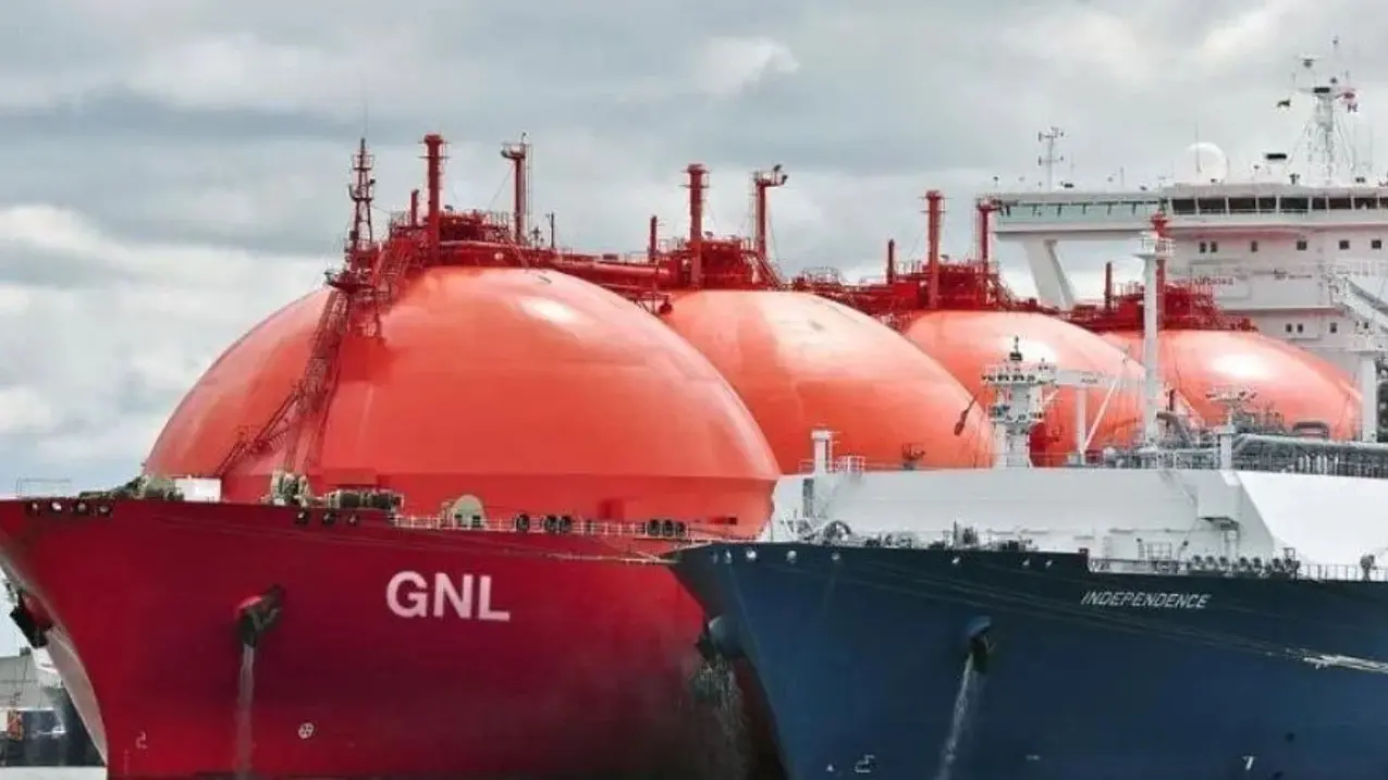 El Gobierno avanza con la licitación para que el sector privado importe y comercialice GNL
