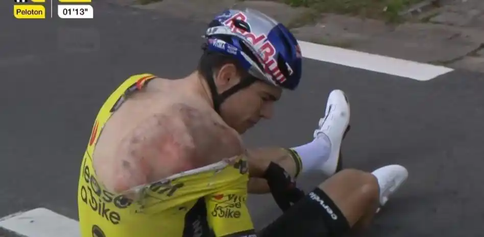 Van Aert tendido en el suelo tras el accidente sufrido.