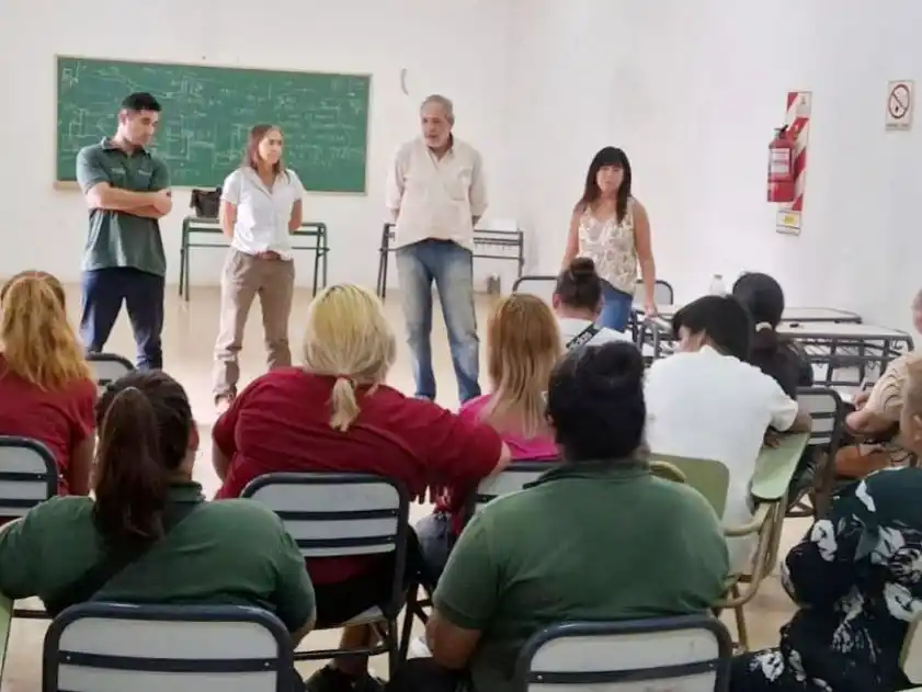 Se realizó una charla informativa con vecinos en el taller de producción municipal