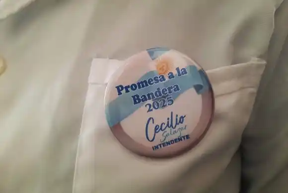 Entregaron pines con el nombre del intendente a chicos que juraron la Bandera y hay escándalo en San Pedro