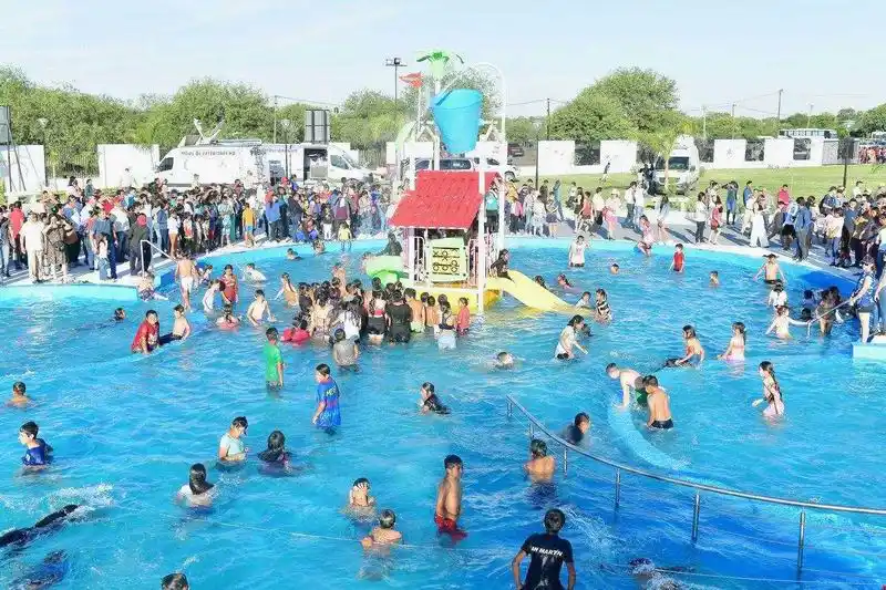 Las Lomitas: Insfrán inauguró el parque acuático Miguel Ángel Negro Medina