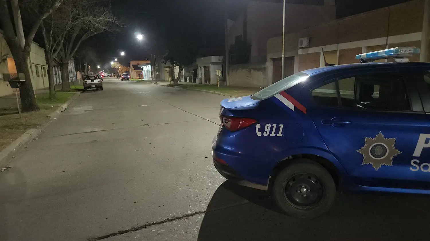 Accidente de transito choque patrullero policia auto ambulancia noche urgente - 6