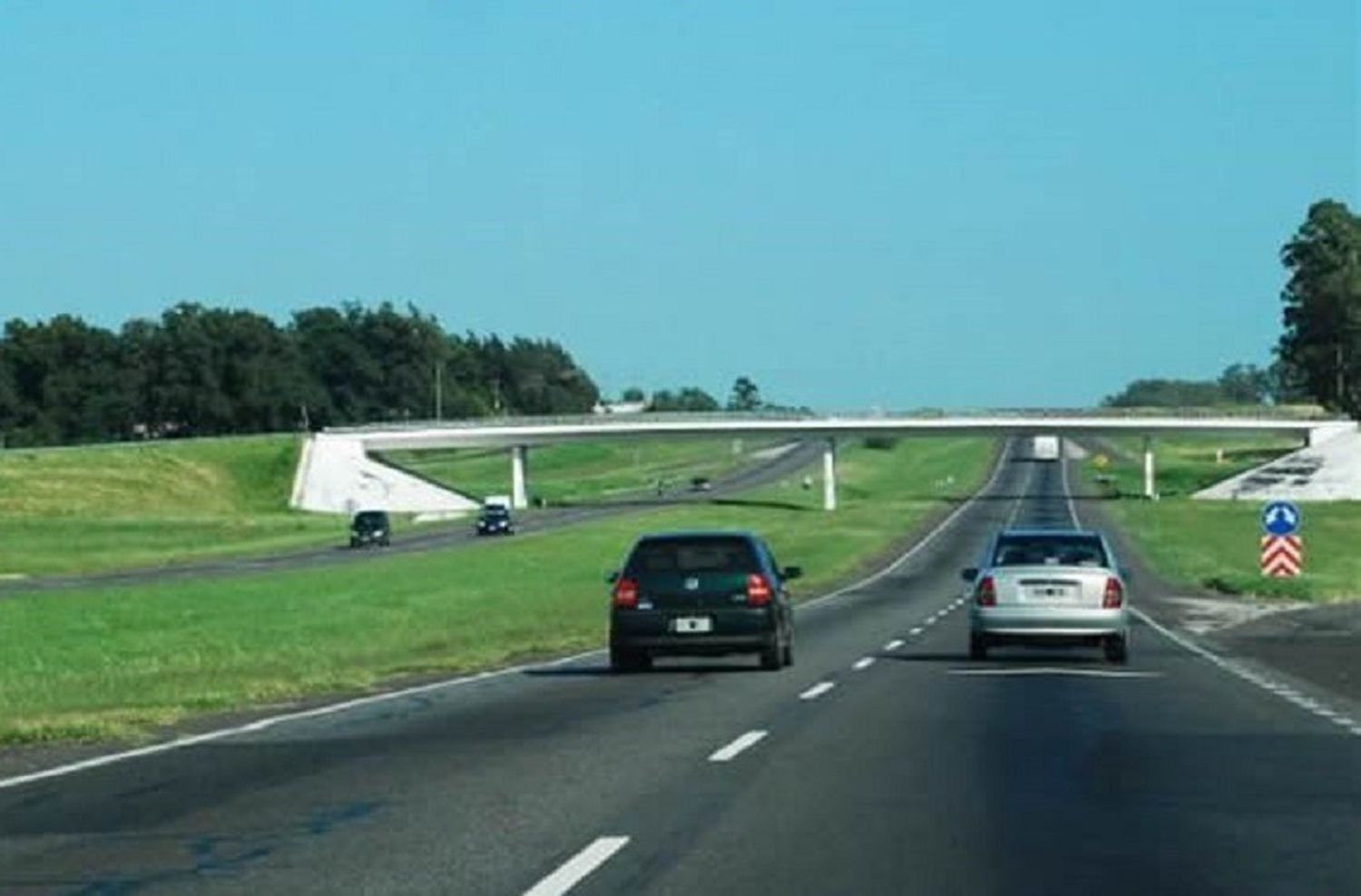 Pararon a desayunar en una estación de servicio en la Autopista Rosario-Buenos Aires y les robaron 150 mil pesos