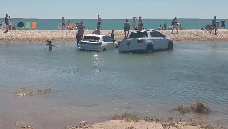 Video: en Las Grutas decenas de vehículos bajo agua por una marea extraordinaria