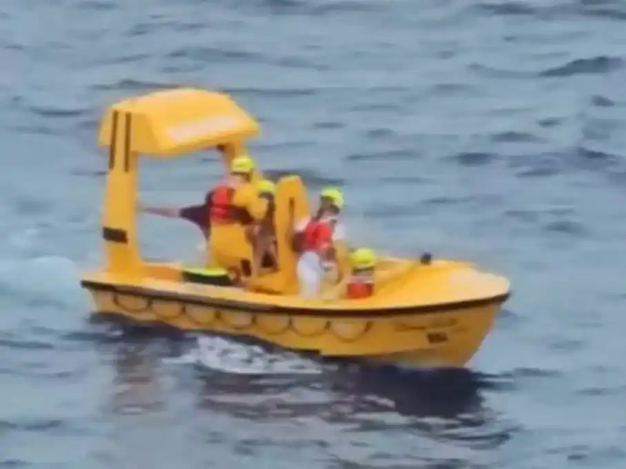 Imagen del equipo de rescate socorriendo a padre e hija