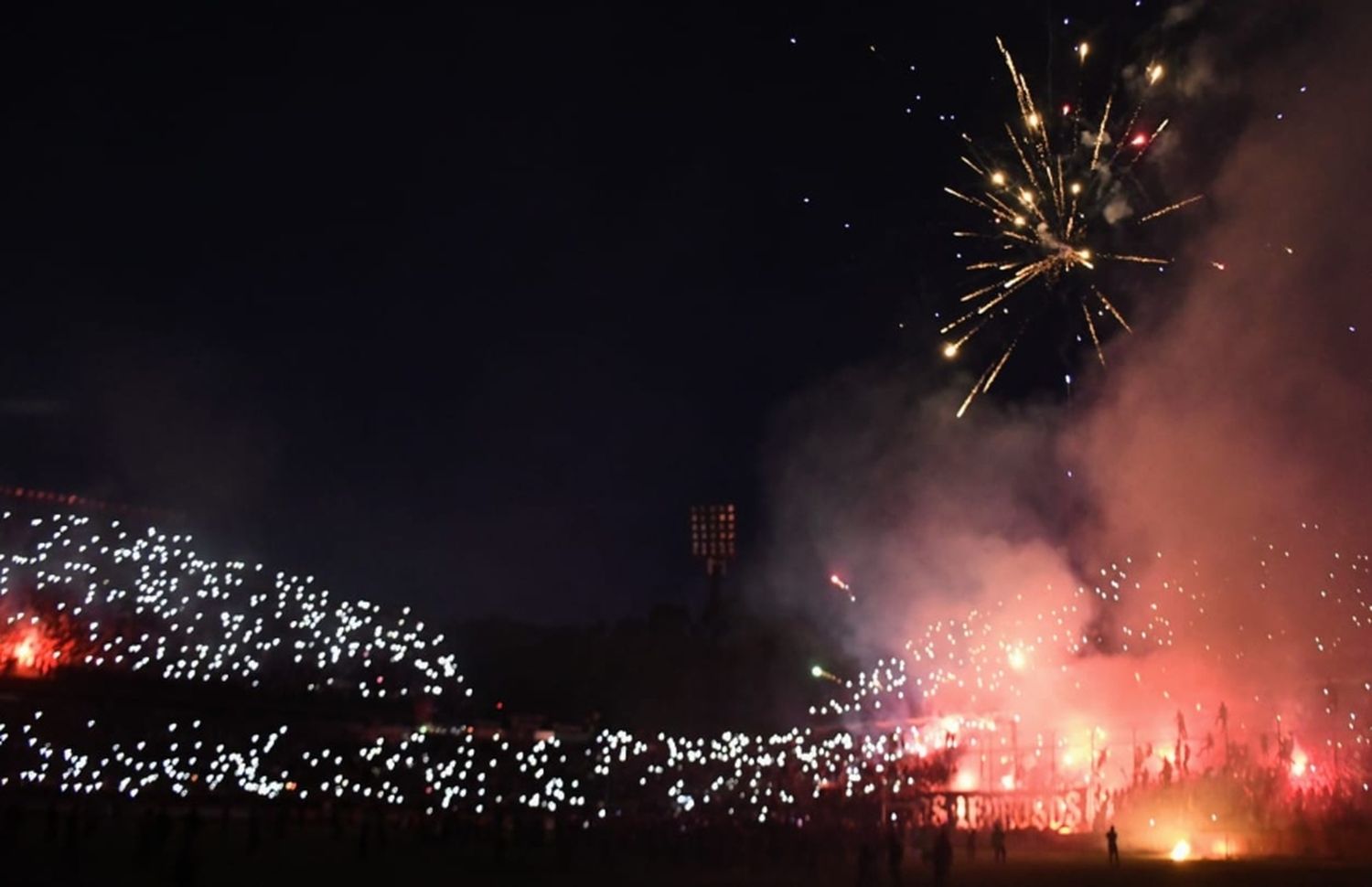 Fiesta en el Coloso: nueva edición del tradicional “banderazo” en la previa del clásico