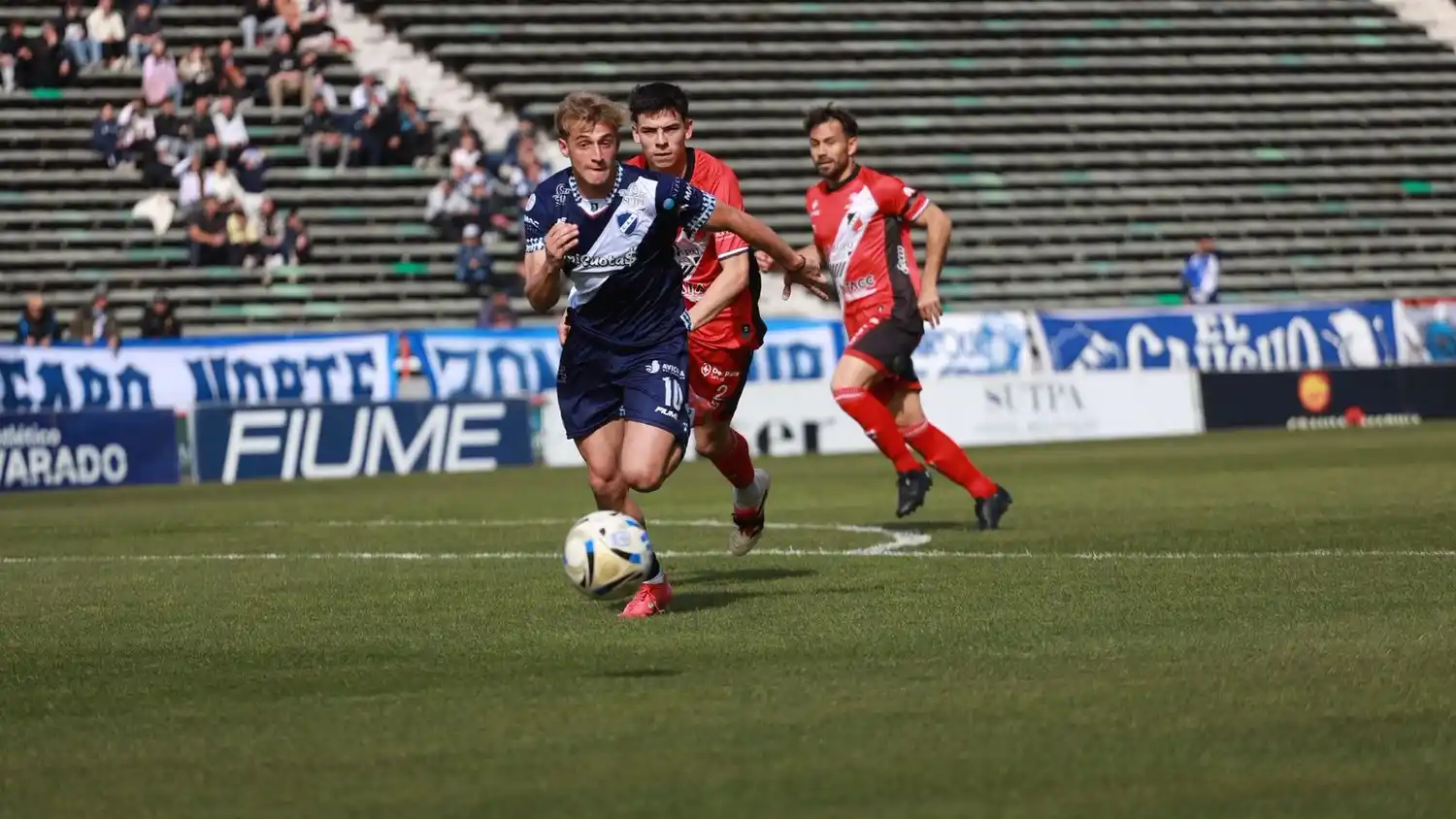 Marco Miori corriendo hacia la pelota