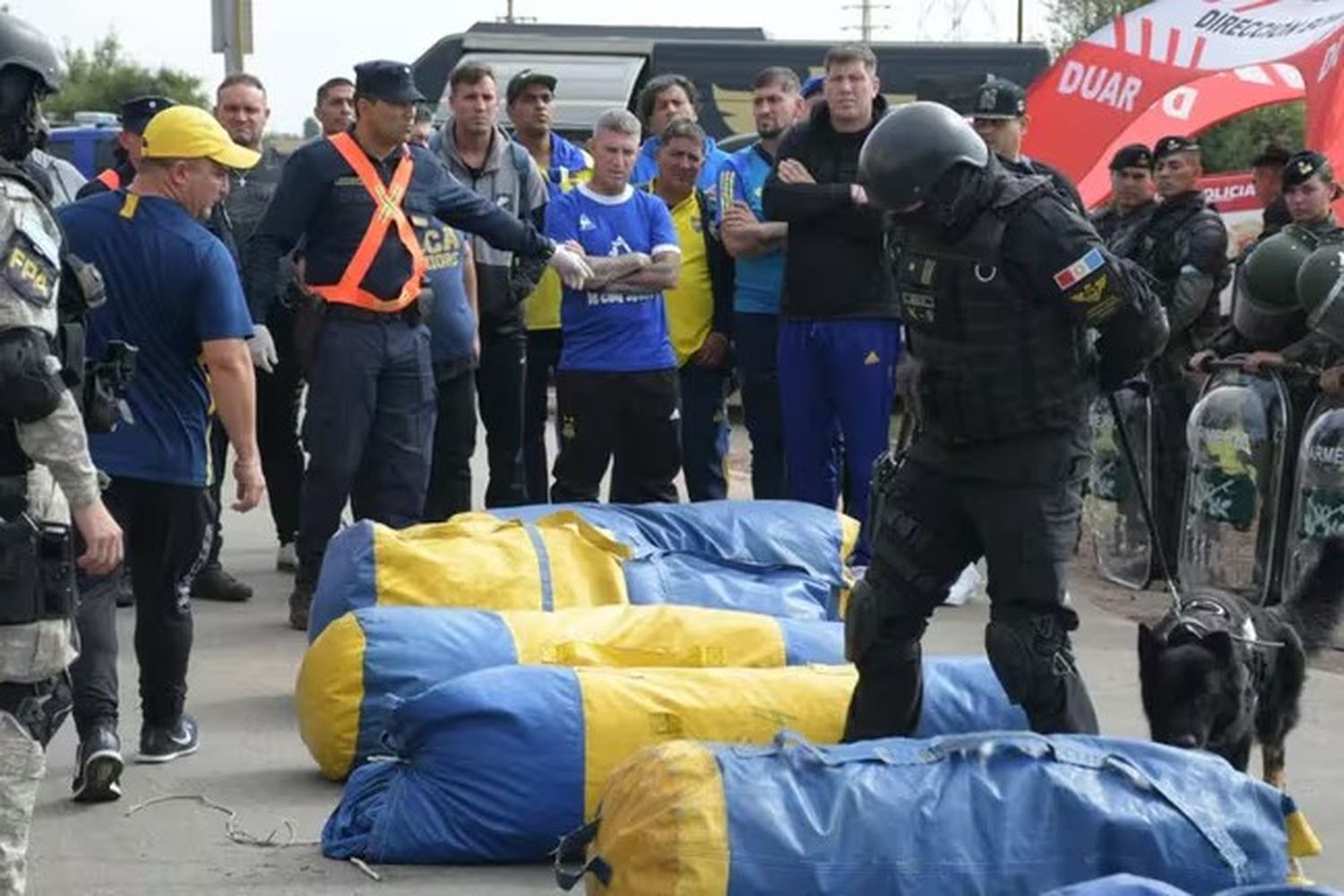 Encuentran armas en un micro con hinchas de Boca y detienen a “Rafa” Di Zeo