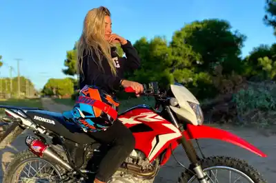 Quién es la influencer que fue golpeada por un jubilado en Villa del Parque