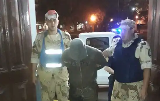 Detuvieron a dos sujetos con un vacuno faenado en la caja de una F100