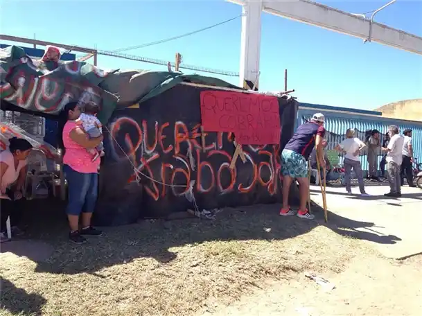 Conflicto en Frigorífico Pehuajó: Movilización de los trabajadores para pedir que le paguen los salarios