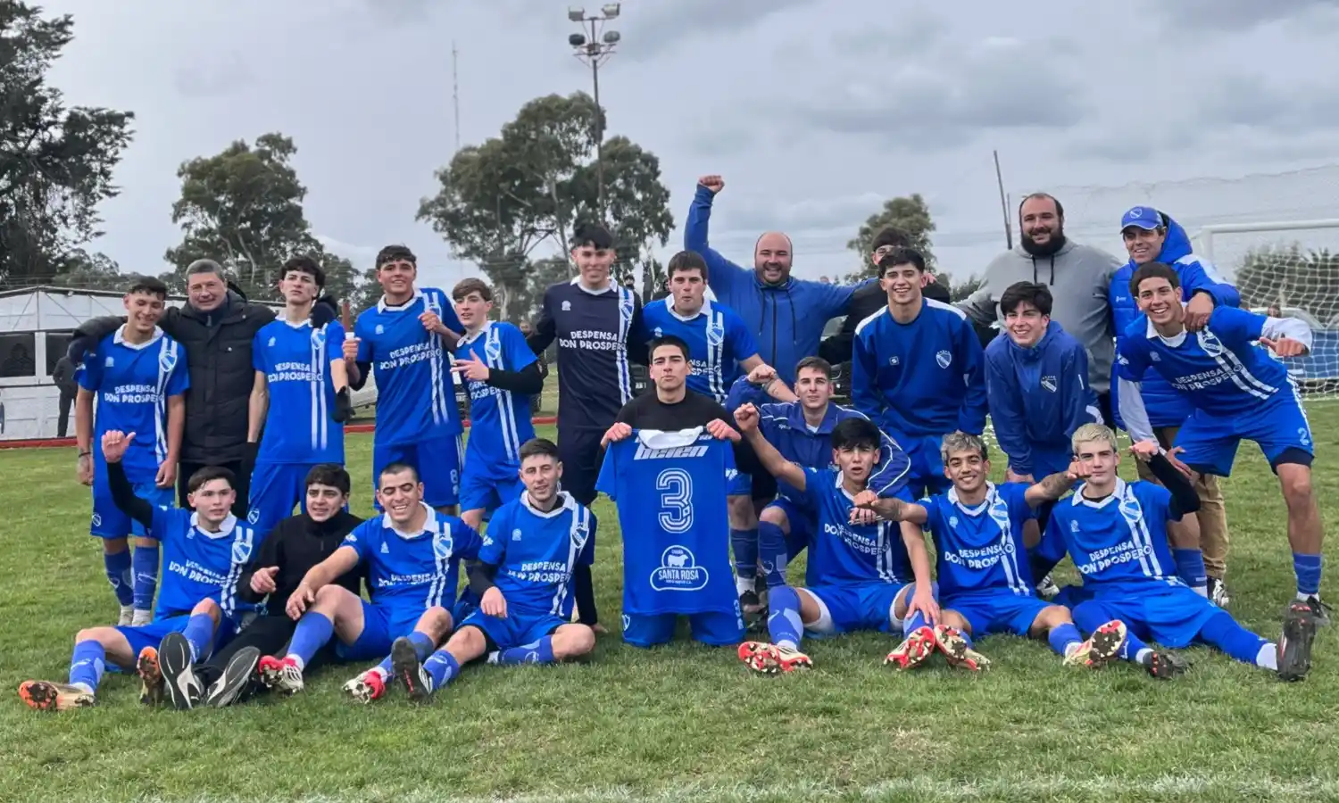 El plantel de Tercera división de Once Corazones celebró por la obtención del Torneo Apertura