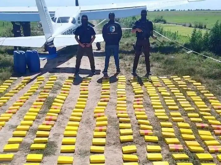 Pena condicional, multa y expulsión del país para una chica de Bolivia que cayó con la avioneta narco de Holt Ibicuy