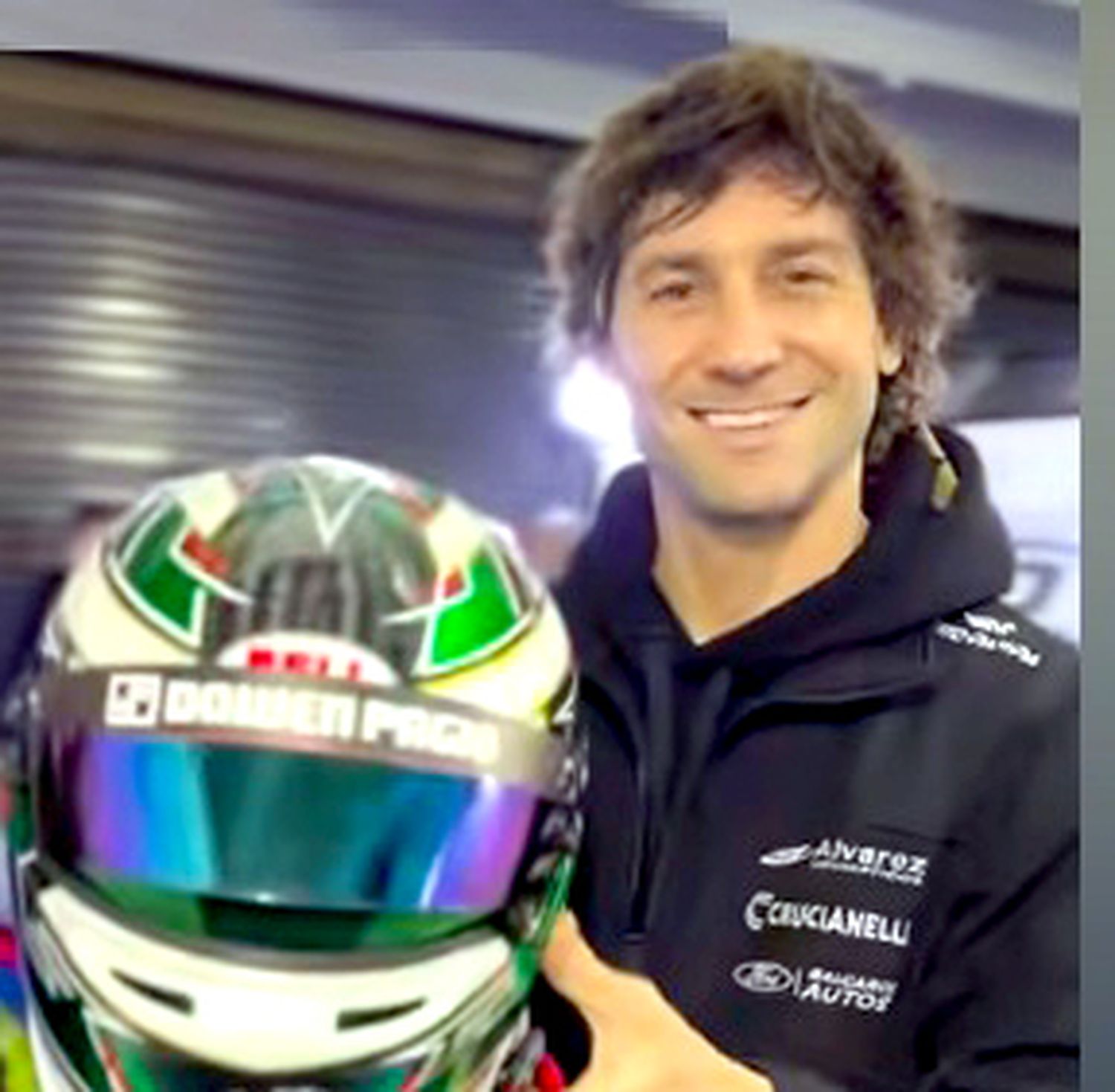 Casco nuevo. El que utiliza desde esta fecha Juan Bautista, en el Mustang