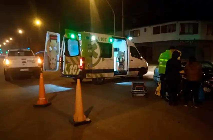Motociclista terminó en el hospital tras un choque: no tenía papeles del rodado