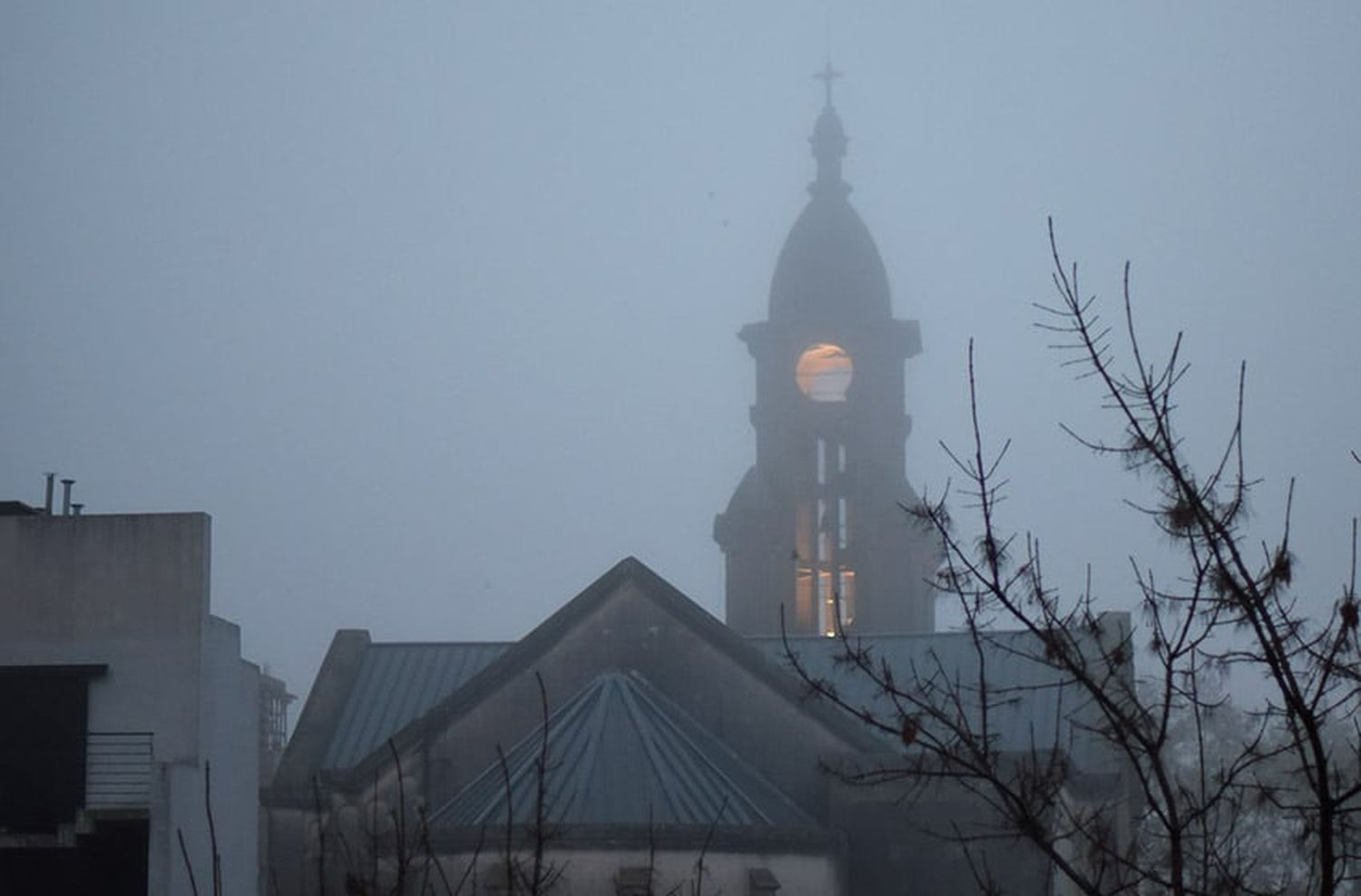 Miércoles con baja visibilidad por neblina y cielo algo nublado en Rosario