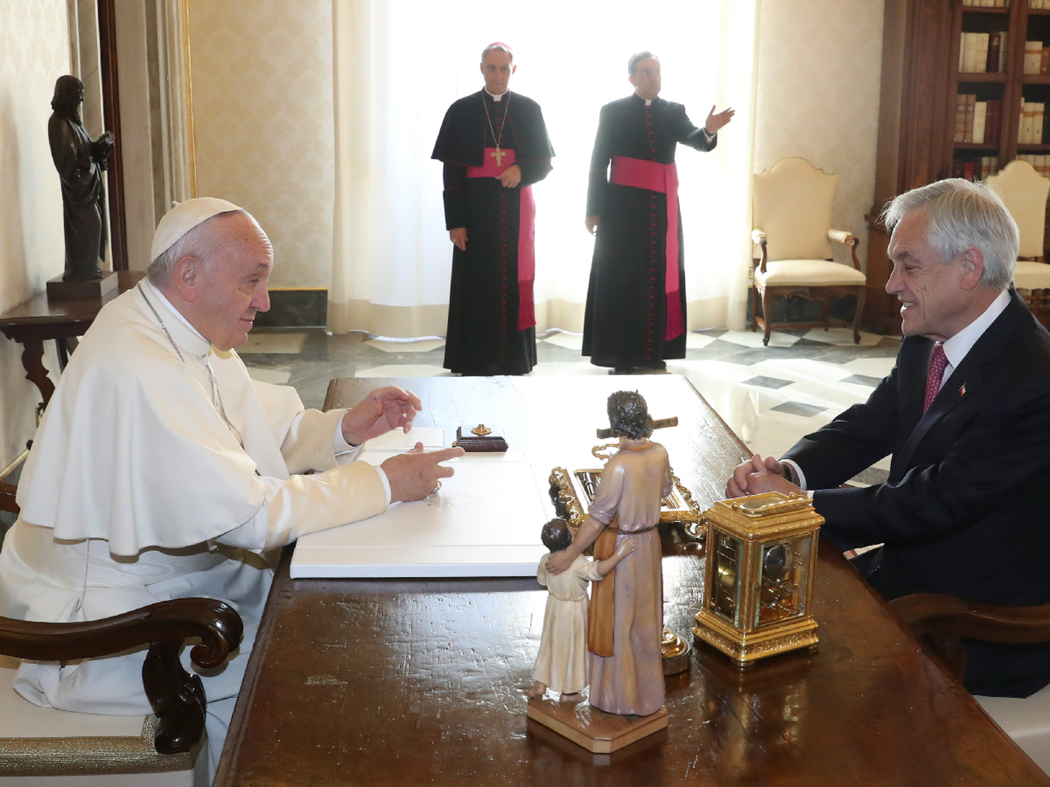 El Papa expulsa a dos obispos chilenos por abuso sexual tras visita de Piñera