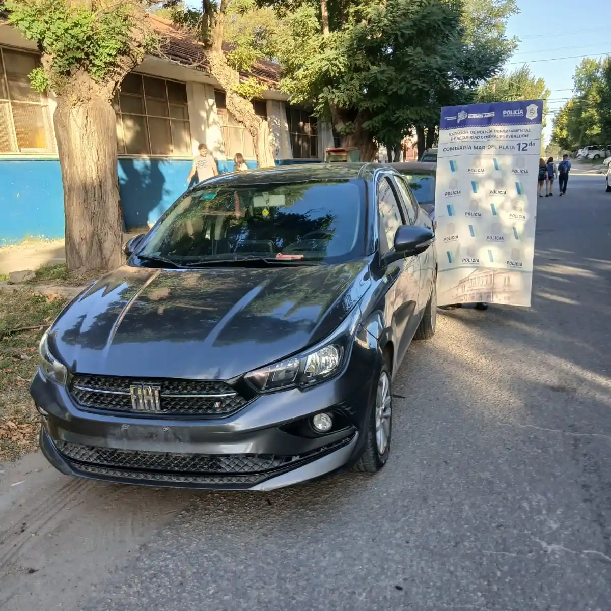 Efectivos policiales de la Comisaría 12ª, detectaron la circulación de un Fiat Cronos negro sin patente colocada en la zona de San Martín y Estado de Israel.