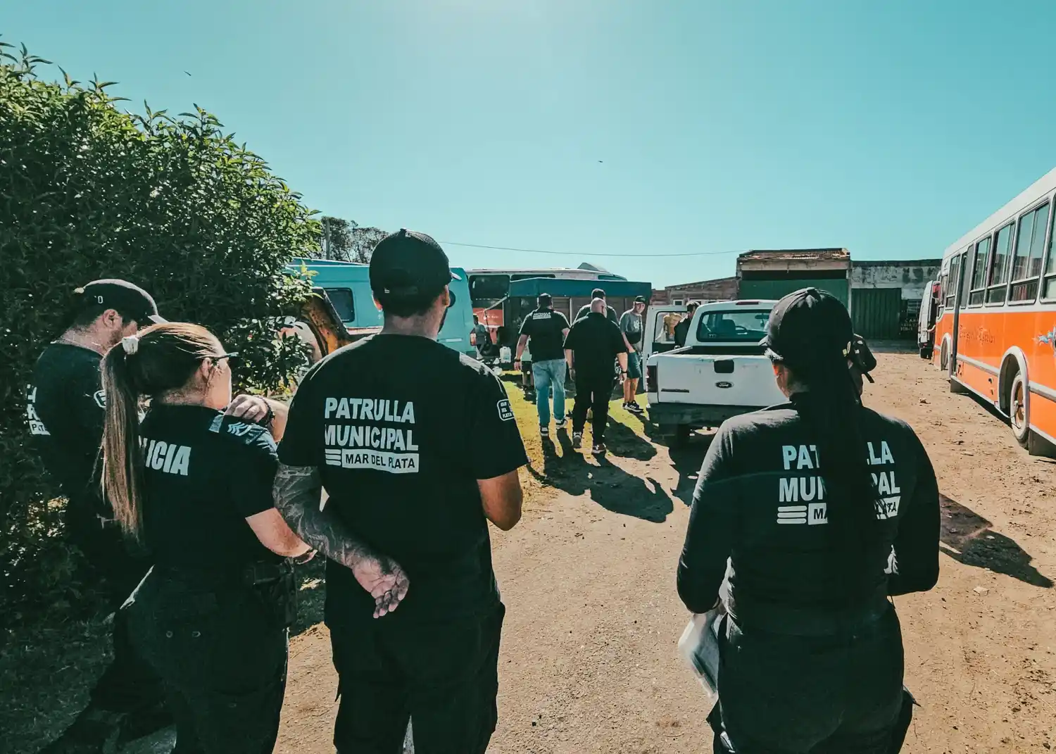 Durante la intervención se constató la presencia de numerosos vehículos, entre ellos casillas rodantes.