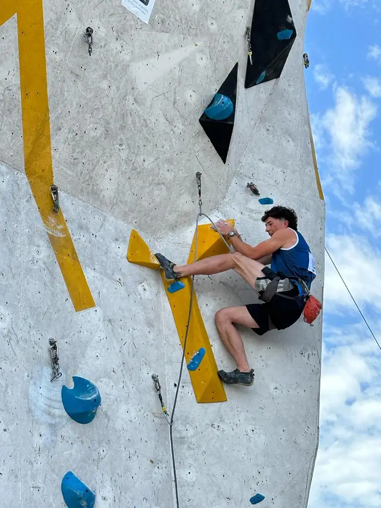 Bautista Gregorini en plena escalada.