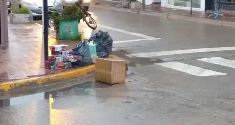 Por el paro de trabajadores de Ashira, la basura permanece en las calles