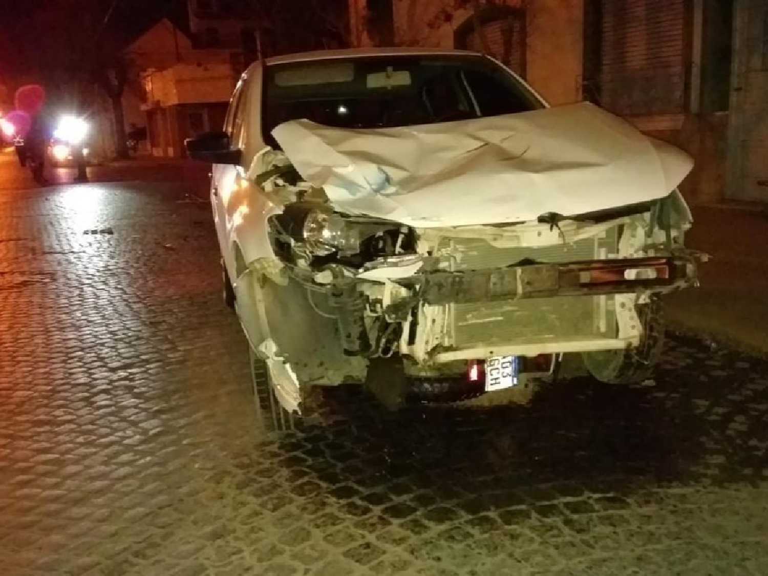 URGENTE: murió un motociclista al chocar con un auto esta madrugada en barrio Catedral