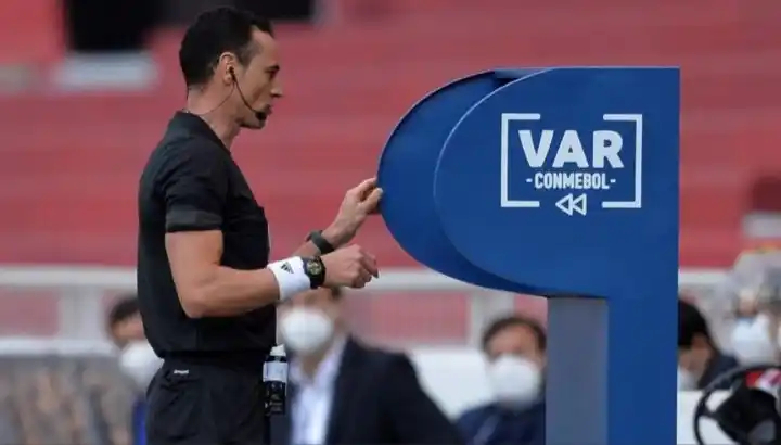 Conmebol estrenará un nuevo formato para comunicar las decisiones del VAR en las Copas Libertadores y Sudamericana