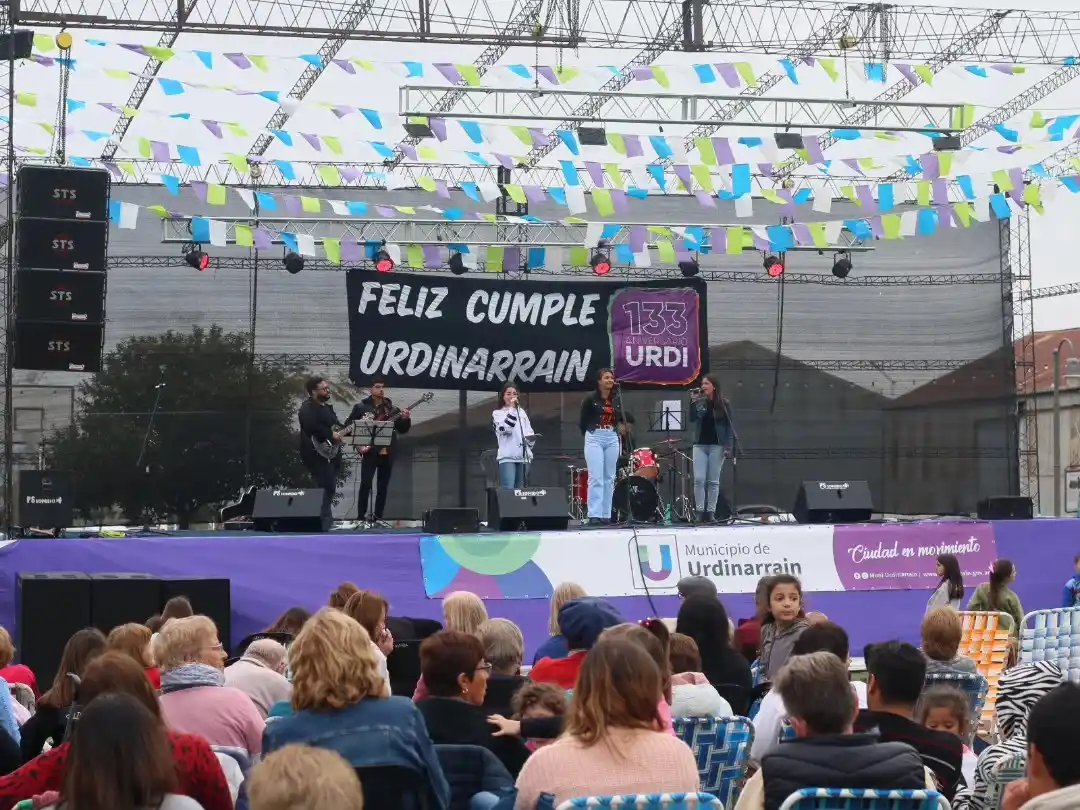 Con música, baile, homenajes y mucho colorido, Urdinarrain festejó sus 133 años