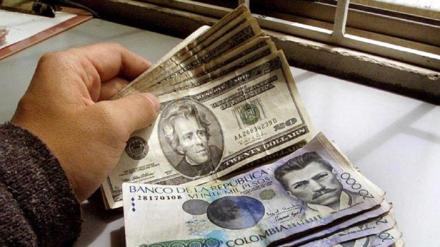 DESMANTELAN EN COLOMBIA BANDA de FALSIFICADORES de pesos y dólares