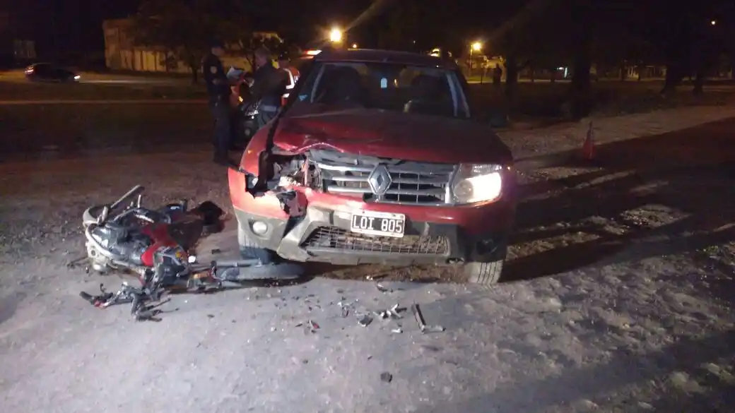 Un automóvil se interpuso en la marcha de una motocicleta