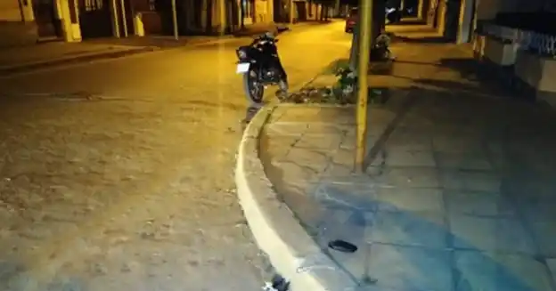 Buscan a automovilista que huyó tras chocar a un joven en moto