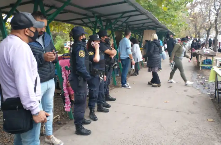 Detectaron 800 puestos ilegales en Plaza Rocha