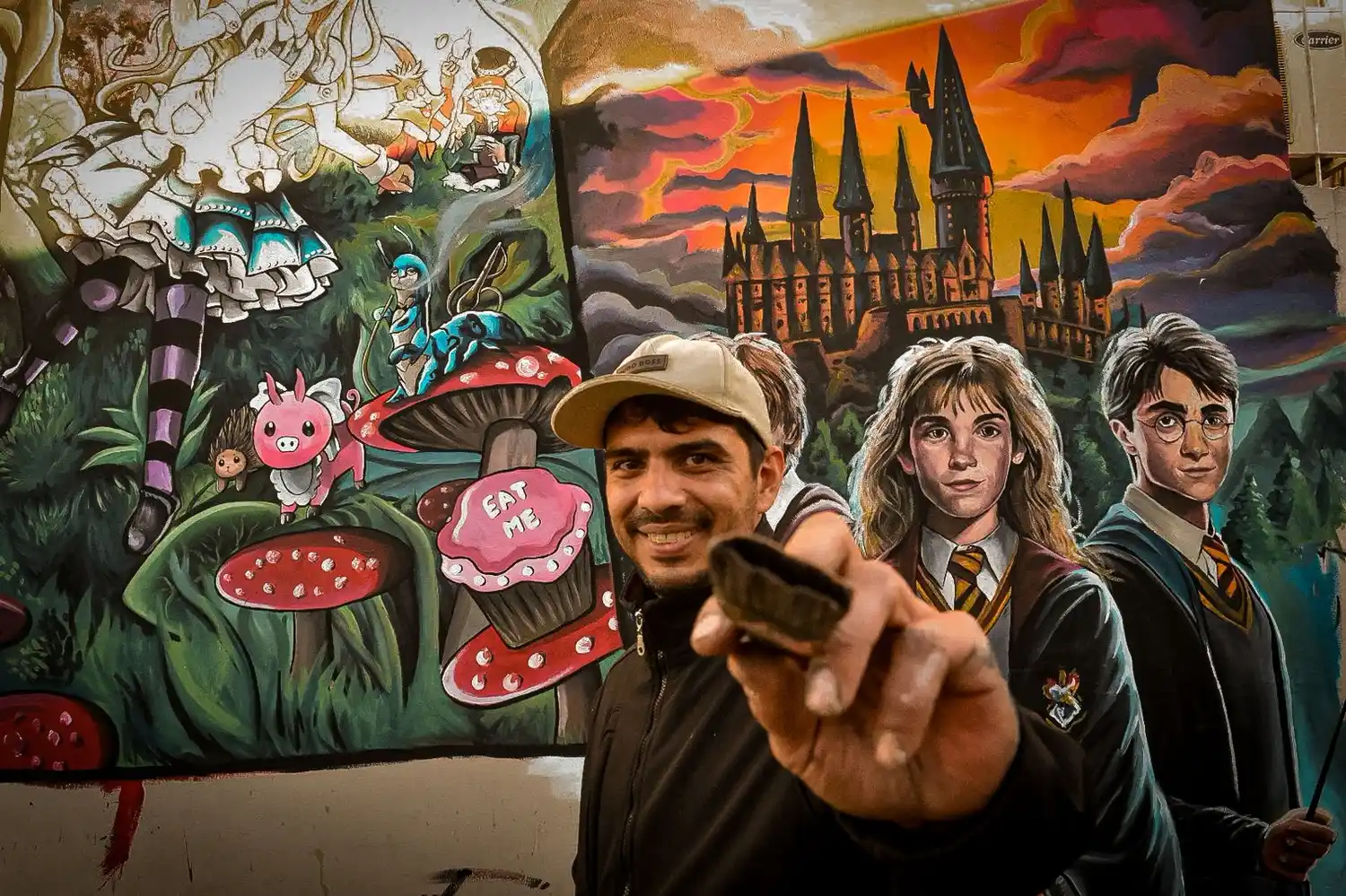 “Harry Potter” y “Alicia en el país de las maravillas” son algunos de los personajes del mural de Alejandro.