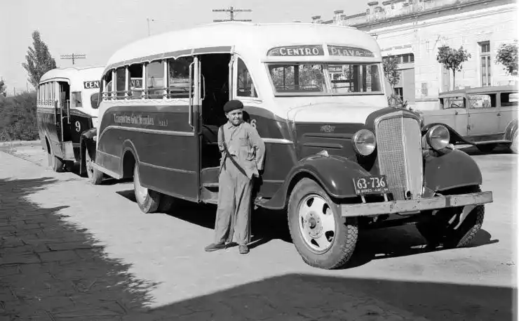 Cien años del primer servicio de colectivos